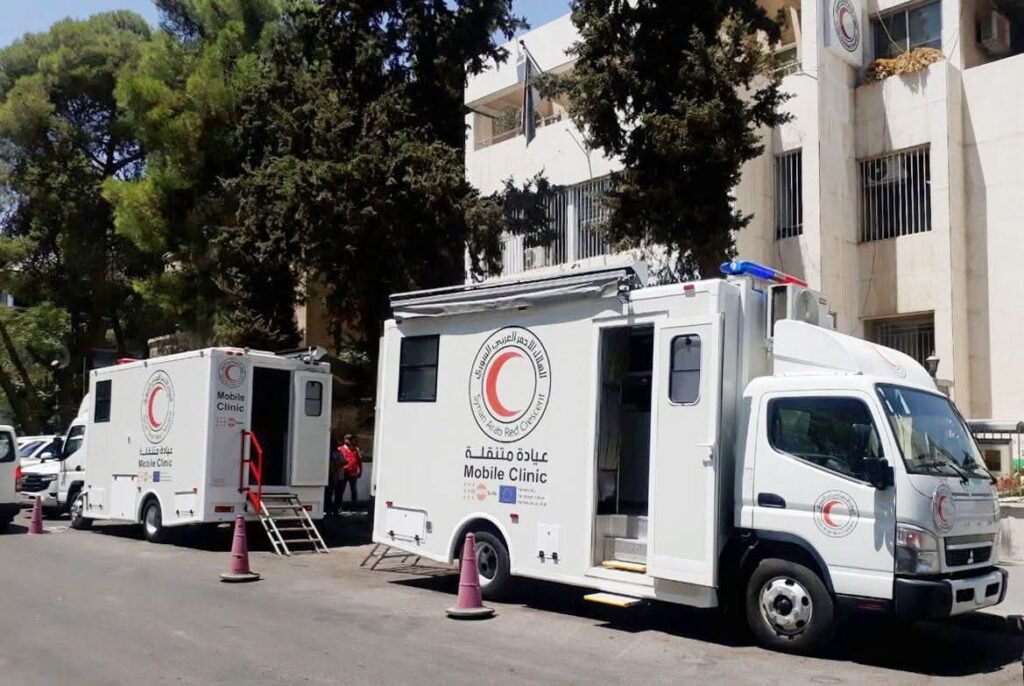 عيادات متنقلة للهلال وقوافل إغاثية في طريقها إلى الجنوب السوري