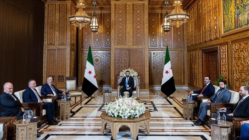 وزير الخارجية التركي يزور دمشق بشكل مفاجئ ويلتقي الرئيس الشرع