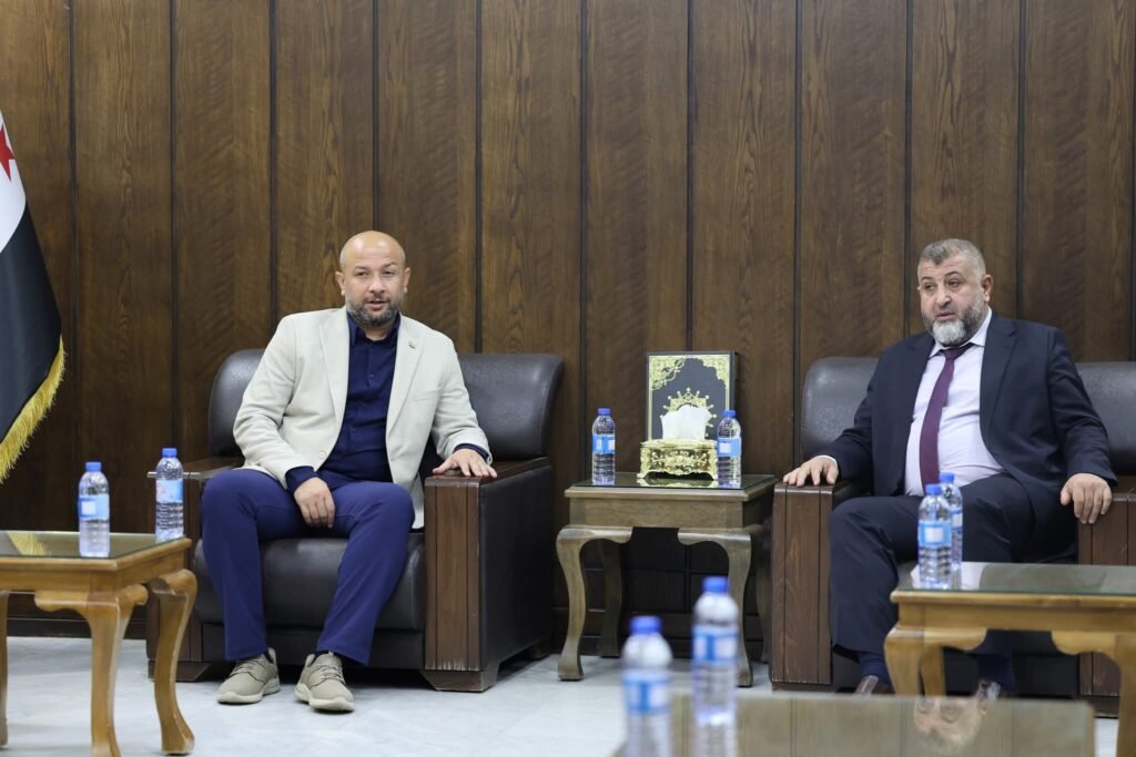 محافظ درعا يستقبل وزير الطوارئ لبحث أوضاع نازحي السويداء