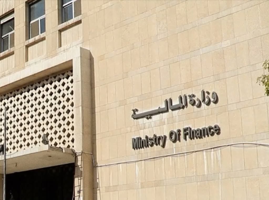 وزارة المالية تعلن آليات جديدة لتحويل رواتب المتقاعدين وترفع سقف السحوبات اليومية