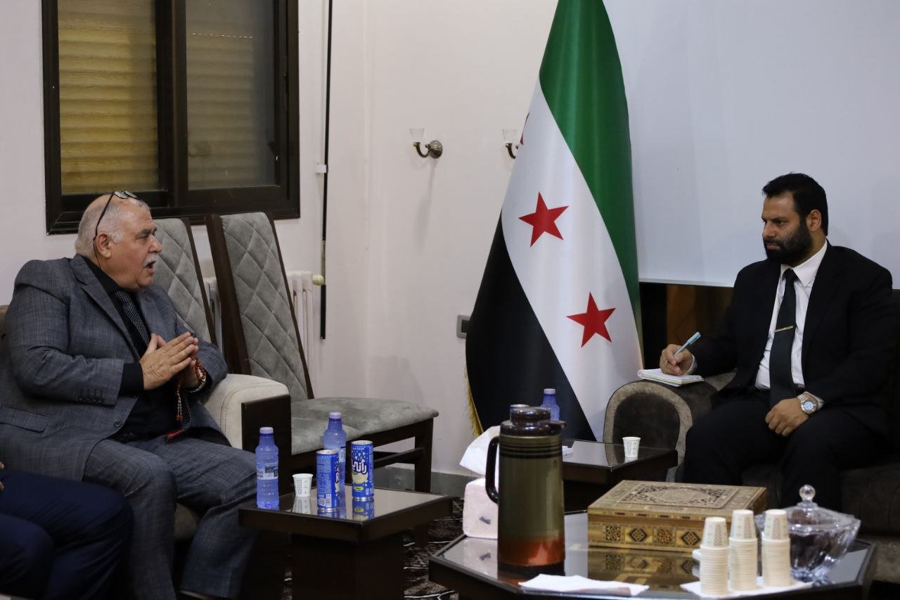 درعا: قائد الأمن الداخلي يناقش تعزيز الاستقرار مع غرفة التجارة