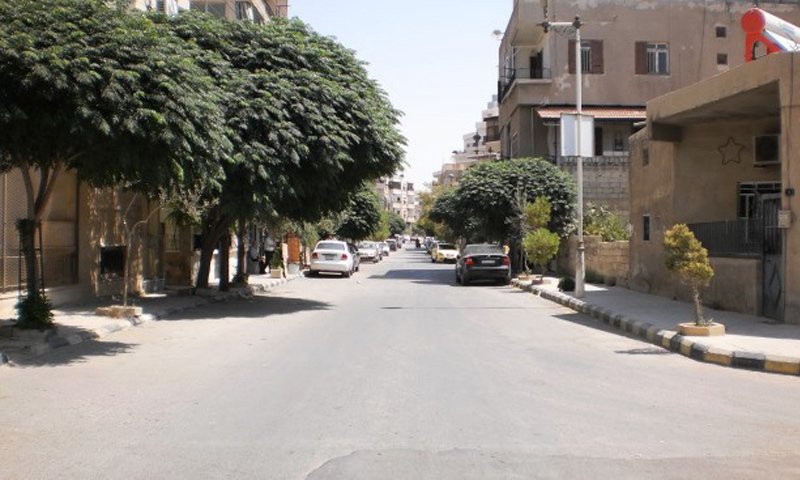 إصابة أحد عناصر الفرق الهندسية أثناء تفكيك عبوة ناسفة في جديدة عرطوز بريف دمشق. 