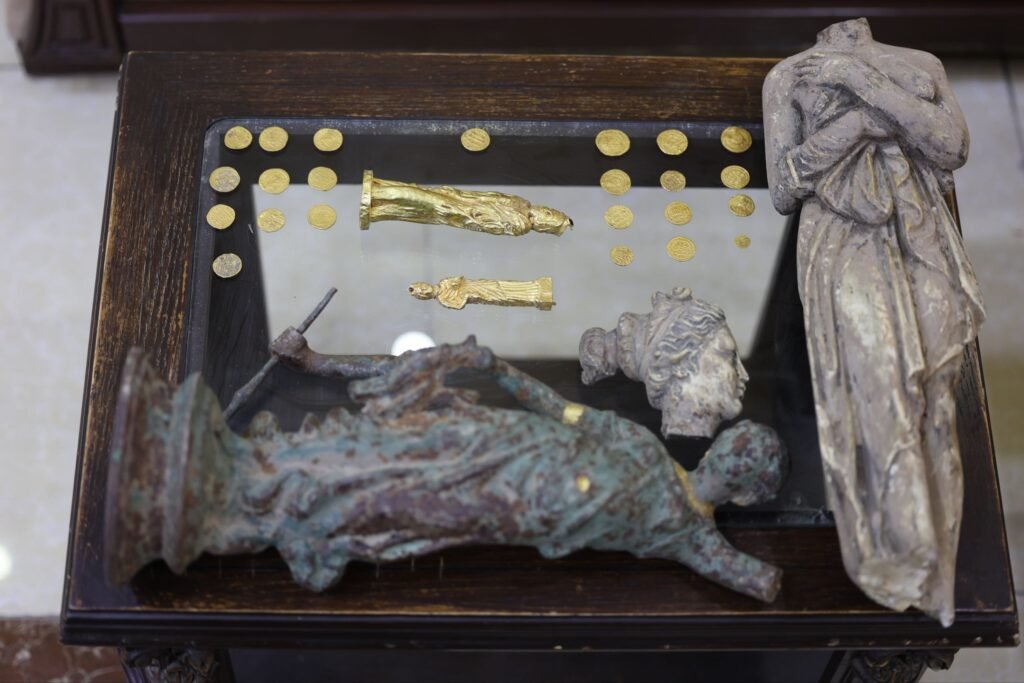 ريف دمشق: المباحث الجنائية تُطيح بشبكاتٍ تتاجر بالتحف والنقود الأثرية