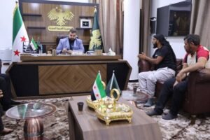 محافظ السويداء يلتقي الأهالي، ويواصل تهيئة الظروف لعودة المُهجَّرين