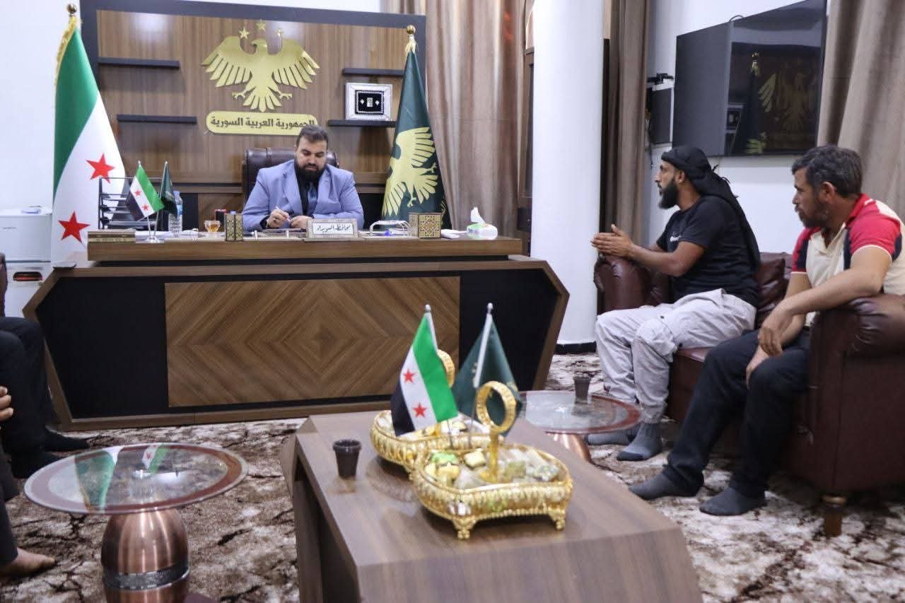محافظ السويداء يلتقي الأهالي، ويواصل تهيئة الظروف لعودة المُهجَّرين