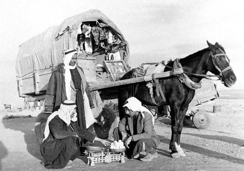 صورة لبائع متجوّل بالقرب من ريف دمشق مطلع عام 1950