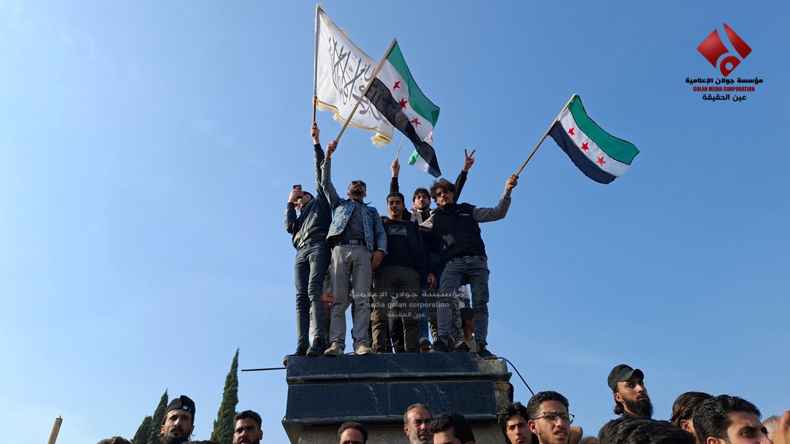 سوريا لكل السوريين.. شعار يتصدّر مسيرات الذكرى الأولى لـ”ردع العدوان” في المحافظات السورية