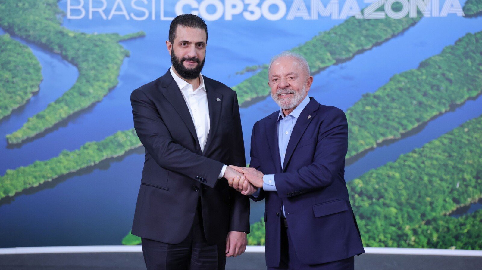 زيارة الشرع إلى واشنطن… بين مشروع رفع العقوبات وتسريبات “القاعدة العسكرية في دمشق”