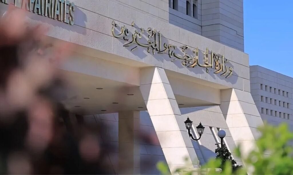 الخارجية عبر “سانا” لا صحة لتقارير “رويترز” عن قواعد أميركية… وتأكيد على وحدة وسيادة سوريا