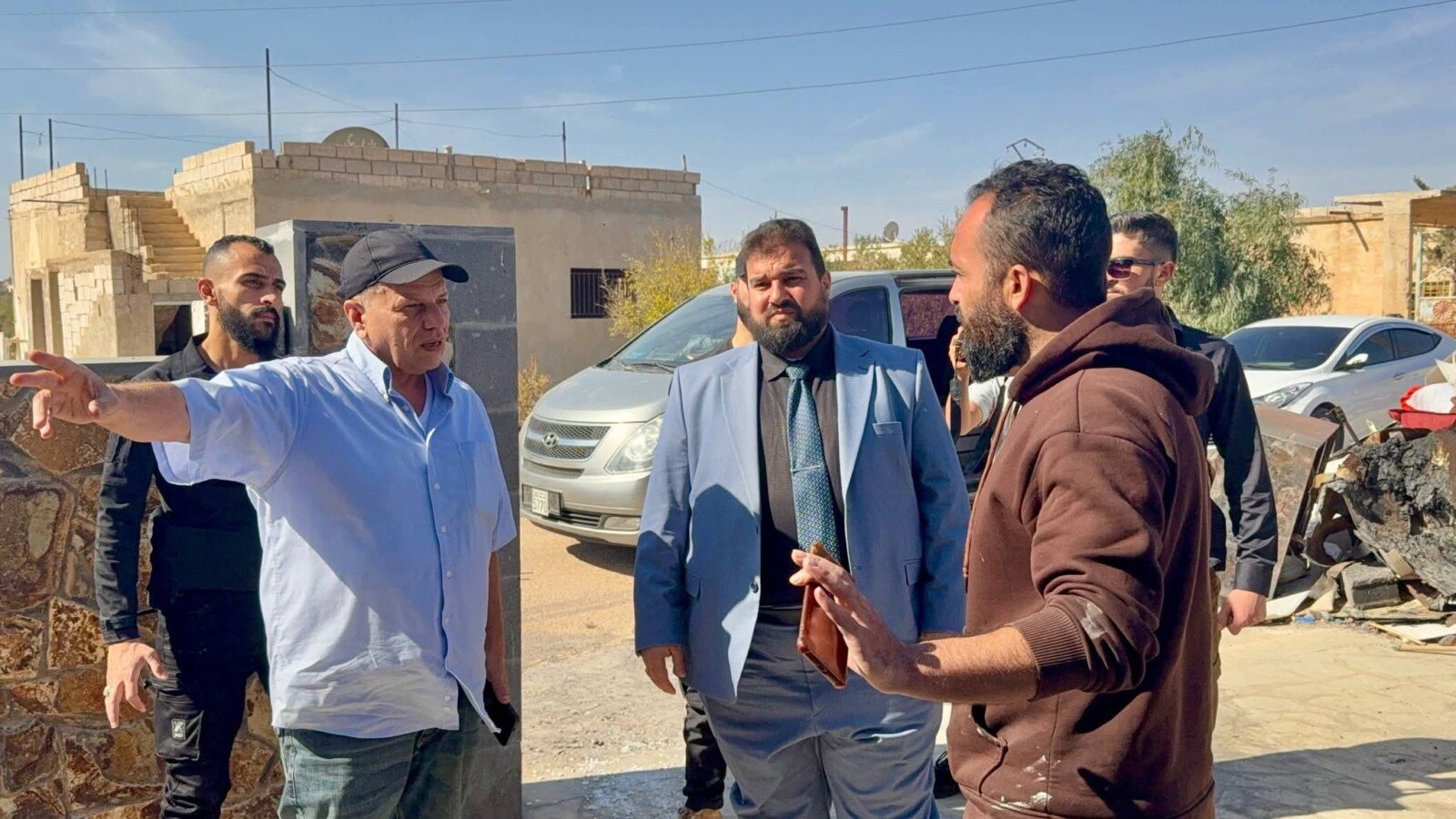 محافظ السويداء يتفقد مشاريع إعادة ترميم المنازل المتضررة