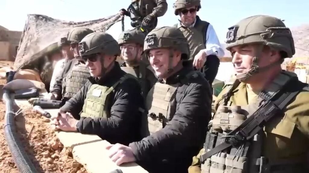 الجولان المحتل: اعتقال شبكة مشتبه بها بتهريب أسلحة من سوريا… ونتنياهو يتجوّل داخل أراضٍ سورية