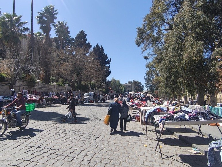 مشكلات مرورية وبسطات عشوائية تهدد سلامة الأهالي في شارع الجلاء بمدينة دوما