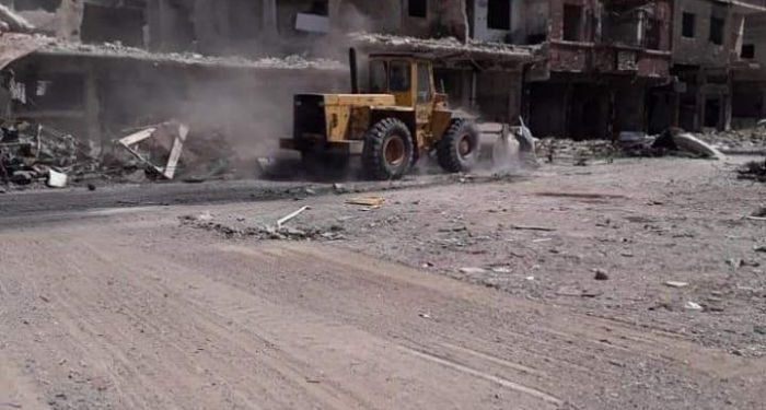 ترحيل الأنقاض وفتح الطرقات في “الحجر الأسود” لتسهيل حركة الأهالي
