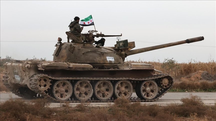 الجيش السوري يدخل الرقة ويستعيد حقولا نفطية إستراتيجية وسط تحركات سياسية لدمج “قسد” ووقف التصعيد