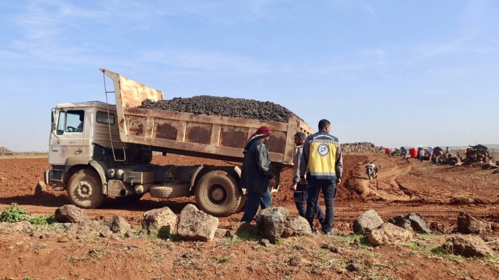 تأهيل طرق موحلة في مخيمات مهجري السويداء بدرعا