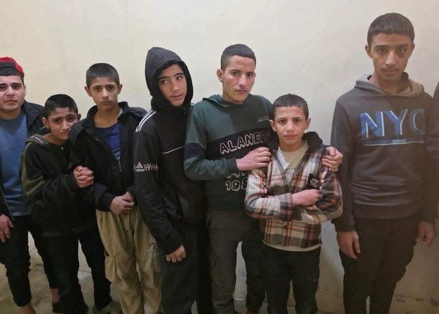 الأطفال خلف القضبان: التأثير النفسي للاحتجاز في سجن الأقطان