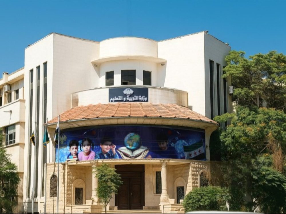 وزارة التربية تطلق توزيع الكتب وترميم المدارس في دير الزور والرقة وريف حلب