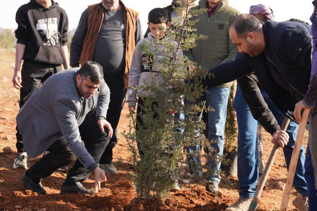 إطلاق حملة تشجير واسعة لاستعادة الغطاء النباتي في محيط “السد الشرقي” بدرعا