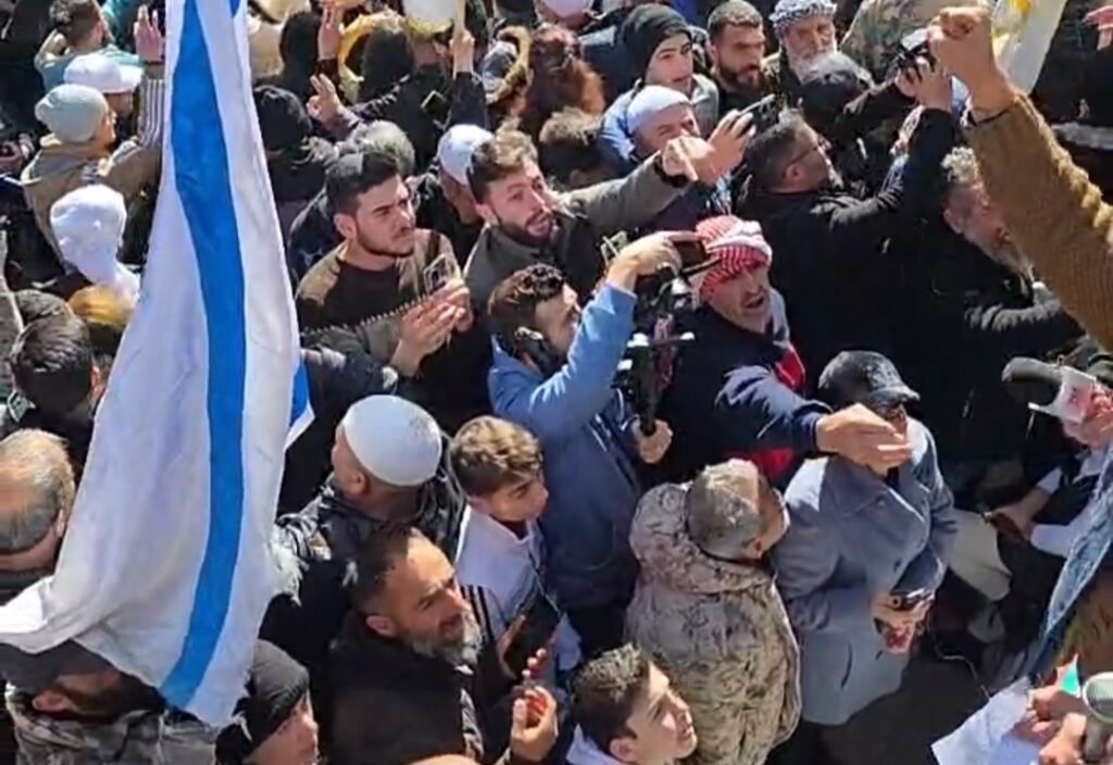 الأعلام الإسرائيلية في ساحة “الكرامة” بالسويداء.. الانفصال حقّنا!