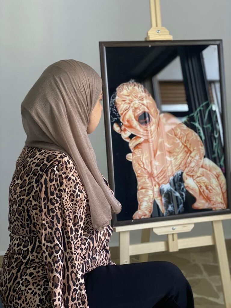 لوحات بلا ذراعين… وقلب يعرف طريقه إلى اللون