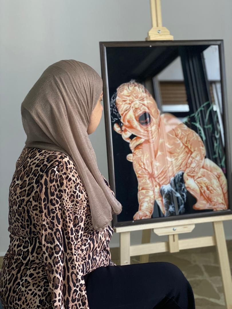 لوحات بلا ذراعين… وقلب يعرف طريقه إلى اللون