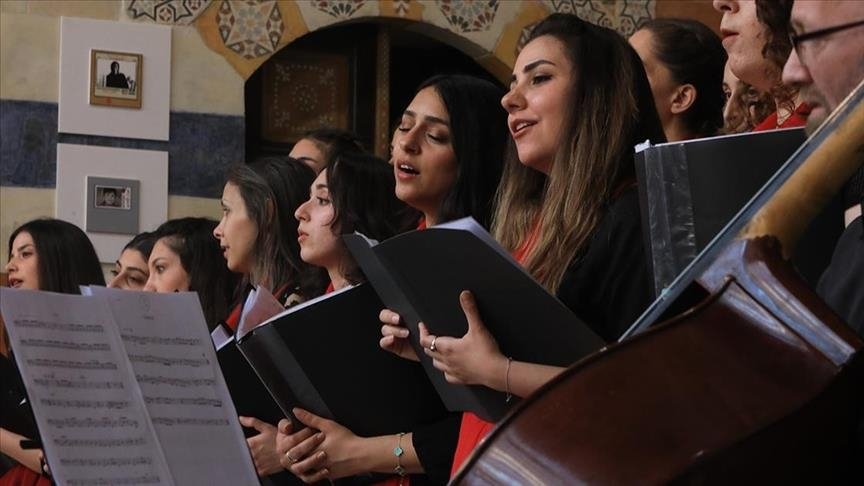 “سنظل نغني”… حين تقود النساء الذاكرة السورية إلى المسرح