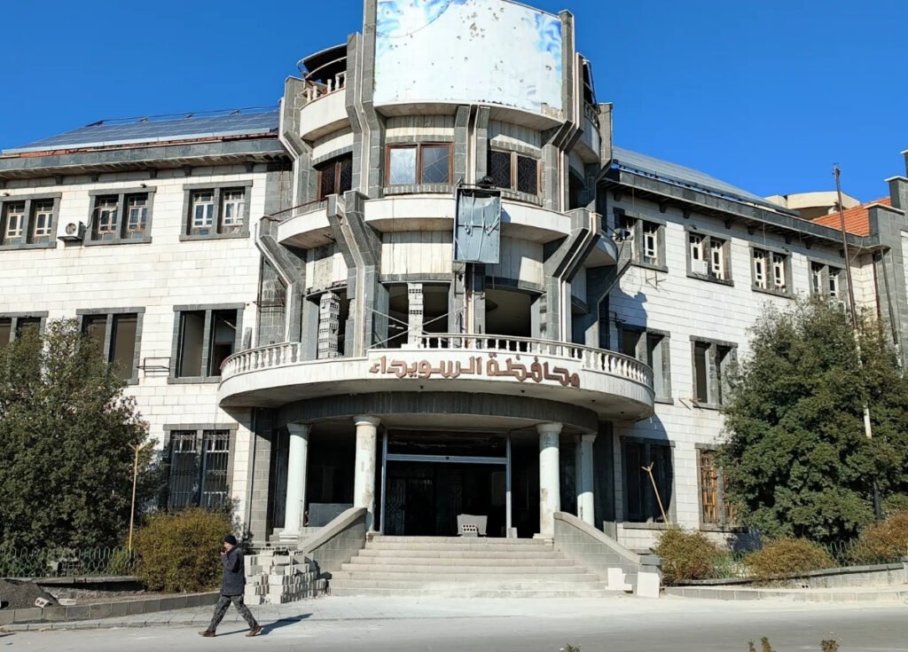 تربية السويداء تقدّم مقترحاً بإنهاء تكليف 18 معتمداً للرواتب بعد اعتماد “شام كاش”