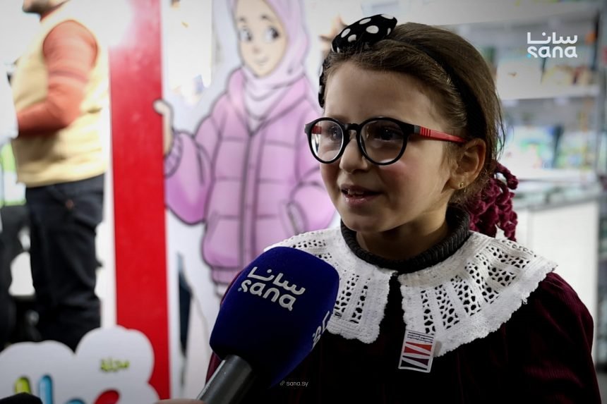 وتين المصري… طفلة من درعا تختار الكتاب طريقاً للمعرفة في معرض دمشق الدولي للكتاب