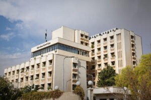 وزير الإدارة المحلية يمنح المحافظين صلاحيات موسعة لتعزيز اللامركزية وتسريع القرار الخدمي