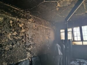 حريق يطال مبنى الإدارة في المدرسة السابعة بأبطع والتحقيقات جارية