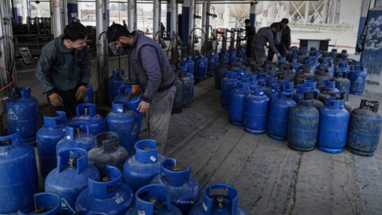 “رجعنا على حمّام ملكي وبابور وتنكة”.. دمشقيون يواجهون شتاءً قاسياً مع أزمة الغاز