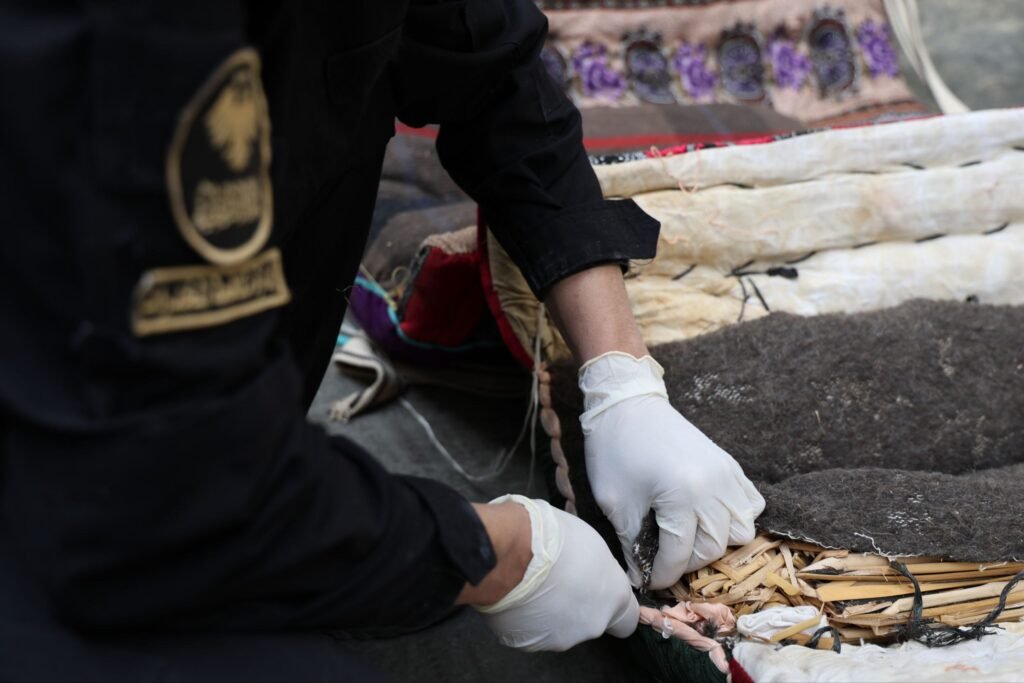 إحباط تهريب 180 ألف حبة كبتاغون مخبأة بأحذية وسروج خيل