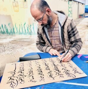 بين بياض الورقة وحبر القلم… خطاط من الحسكة يبحث عن الجمال رغم التحديات