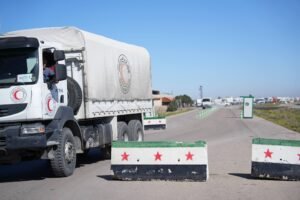 وصول قافلة مساعدات إنسانية إلى السويداء تضم مواد غذائية وطبية وأسمدة زراعية