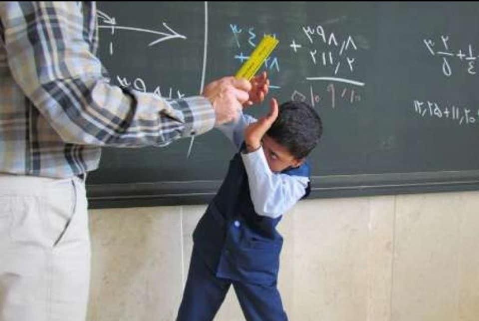 طالب ابتدائي يتعرض لضرب مبرح من معلمه في السويداء