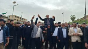 أهالي درعا يسترجعون ذكرى الثورة ويحملون رياض الأسعد على الأكتاف