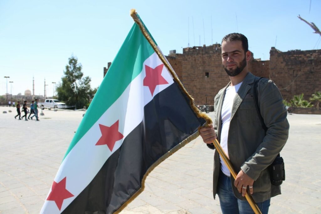 ذاكرة محاصرة وعدسة تقاوم: شهادة ناشط من بصرى الشام في ذكرى الثورة السورية