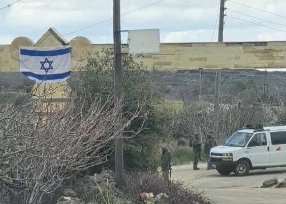 جدل في القنيطرة حول رفع العلم الإسرائيلي على مدخل قرية حضر