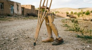 رحلة يومية محفوفة بالمخاطر: حازم يجمع الخردة والكمأة لإعالة أسرته