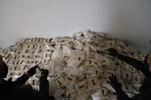 القبض على 3 مسؤولين عن نقل مخدرات من لبنان إلى سوريا