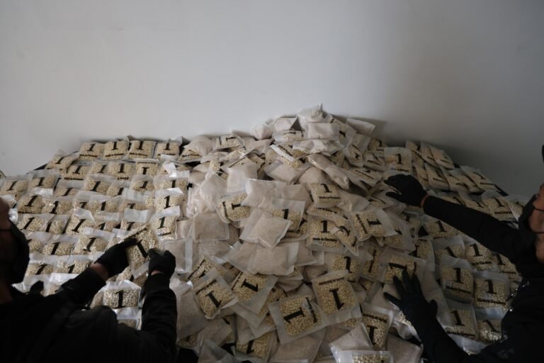 القبض على 3 مسؤولين عن نقل مخدرات من لبنان إلى سوريا