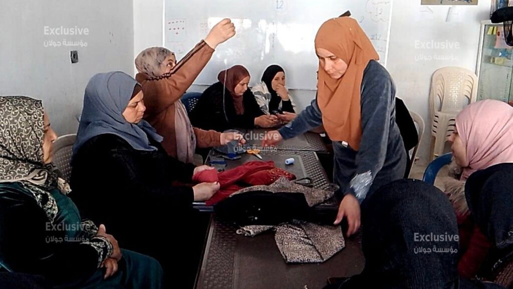 دورة تدريبية في إعادة تدوير الأقمشة وأساسيات الخياطة في بلدة نبع الصخر