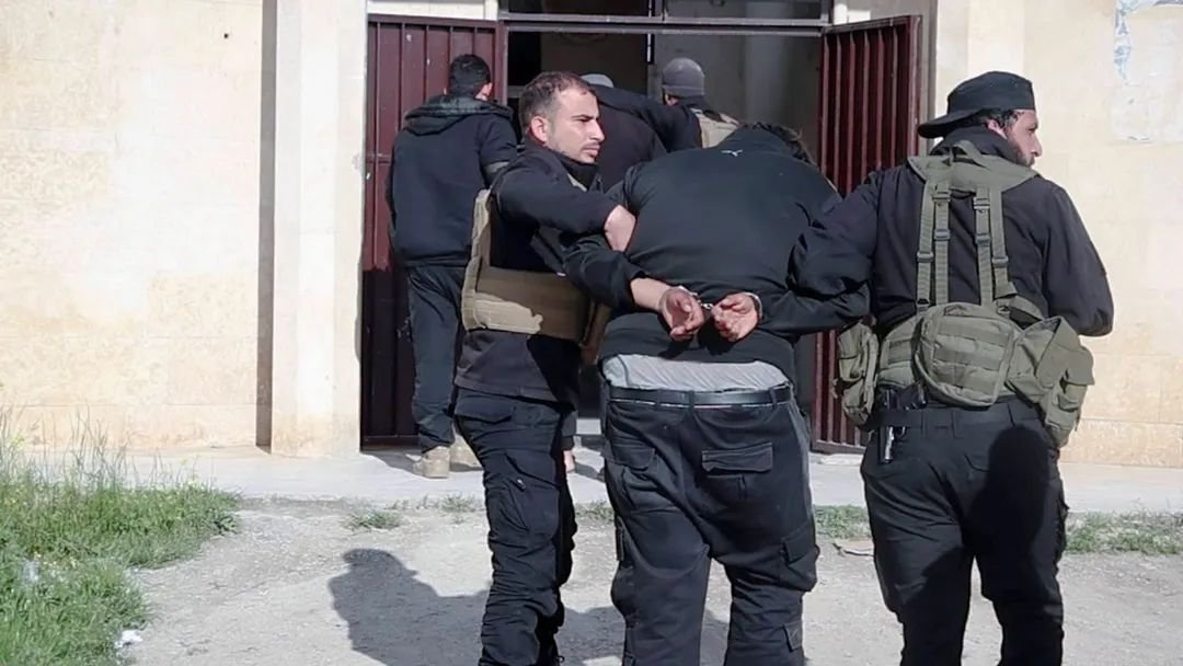 تفكيك خلية إرهابية نشطة في ريف إدلب: خمسة موقوفين وتدريبات خارجية في صناعة المتفجرات