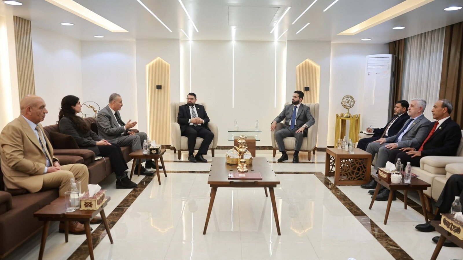 جلسة ثلاثية لترسيخ العدالة الانتقالية وتدقيق قوائم النظام البائد