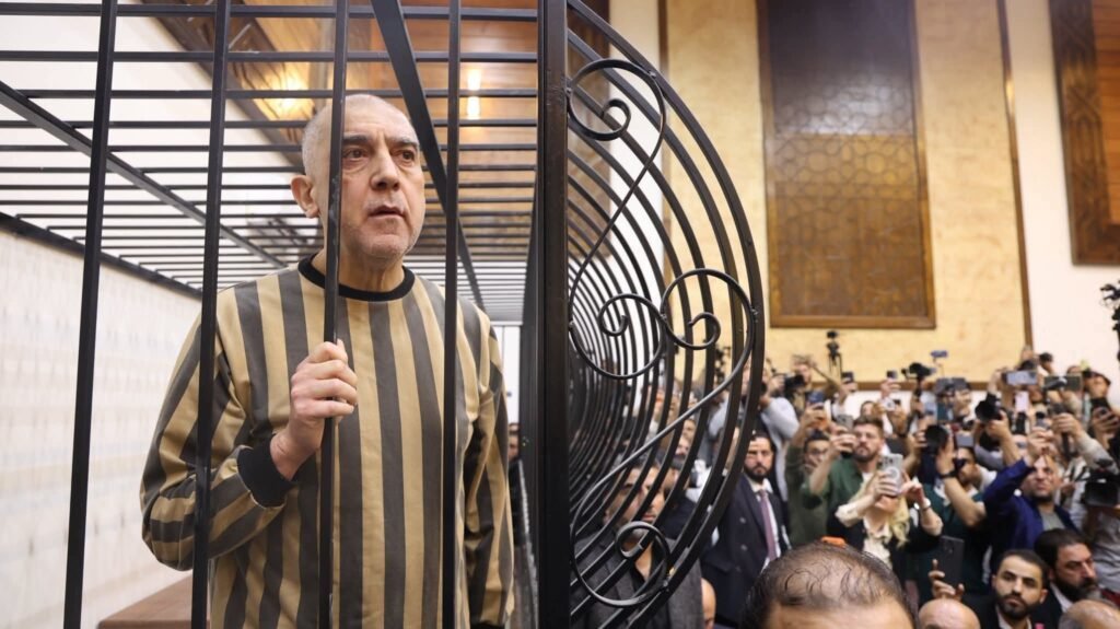 عاطف نجيب في قبضة العدالة خلال أولى جلسات محاكمته بدمشق