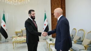 الرئيس الشرع يبحث مع باراك المستجدات الإقليمية والتعاون الاقتصادي.