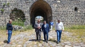 وفد وكالة TİKA يزور خان أرنبة لبحث إدراج الموقع الأثري ضمن خطط الدعم المقبلة