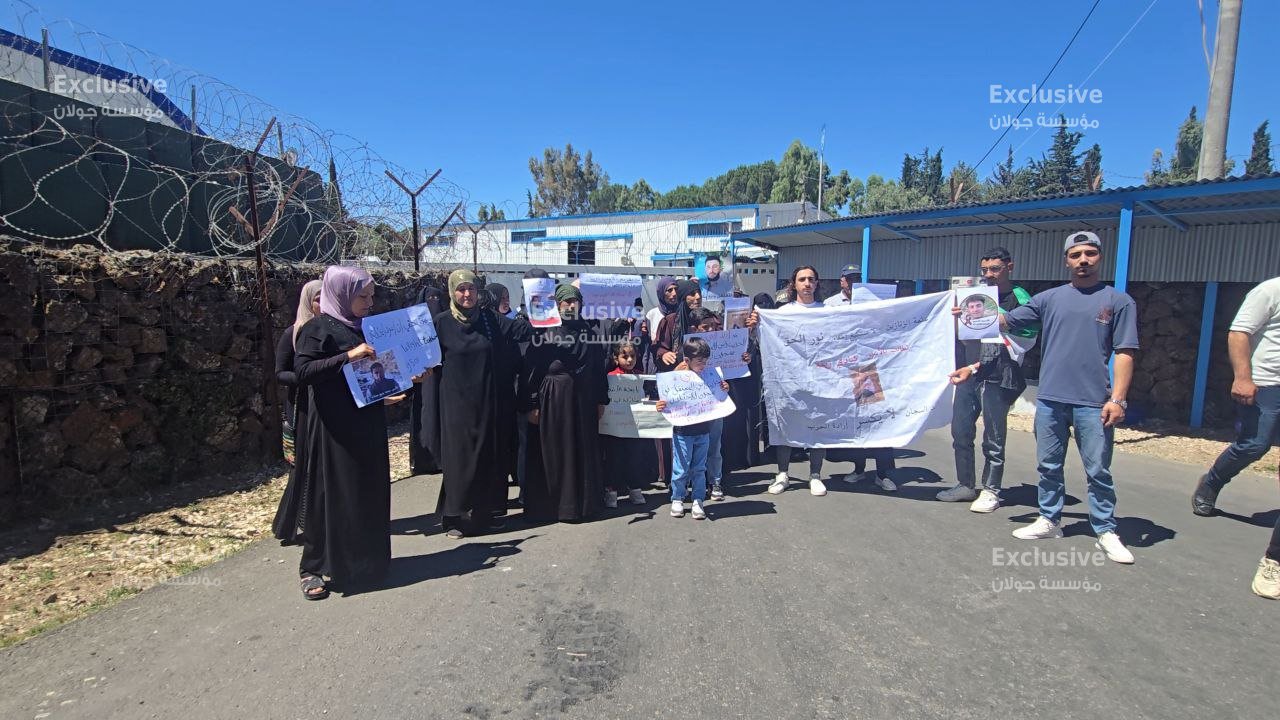 أهالي المعتقلين في سجون الاحتلال يحتجون أمام مقر “أندوف” للمطالبة بكشف مصير أبنائهم