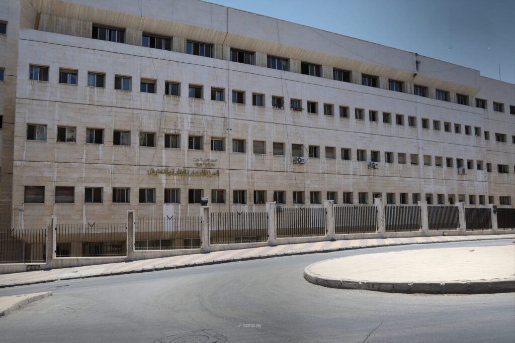 تزوير واختلاس وتوقيف المسؤول.. فساد داخل أحد المصارف في سوريا