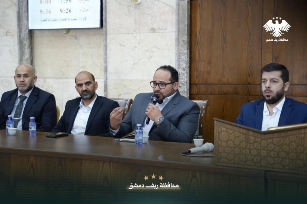 محافظ ريف دمشق وأعضاء من “هيئة المفقودين” يلتقون أهالي شهداء معارك القلمون الغربي